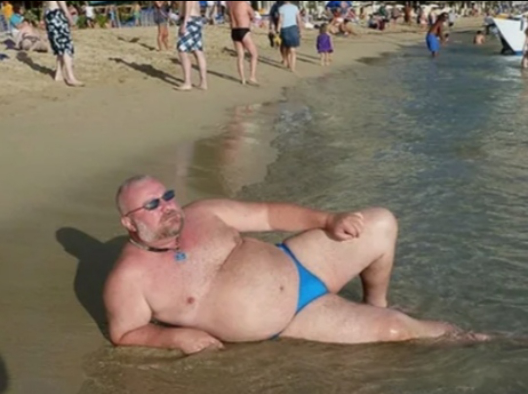 Тошстыц мужик на пляже